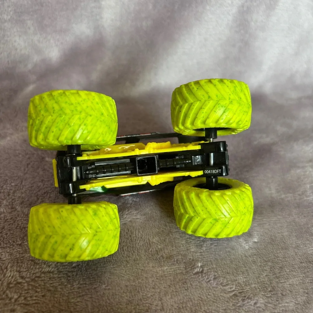 Monster Jam Northern Nightmare 2012 Freestyle Champion Truck Neon Green Tires